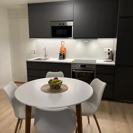 Modern 2-bedroom - Sleeps 6 - Near Nature & Northern Lights 特罗姆瑟