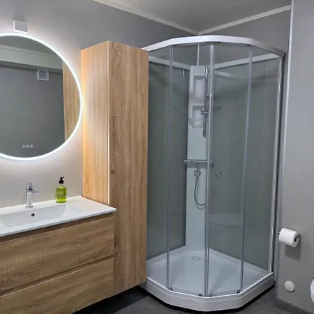 Modern 2-bedroom - Sleeps 6 - Near Nature & Northern Lights 特罗姆瑟